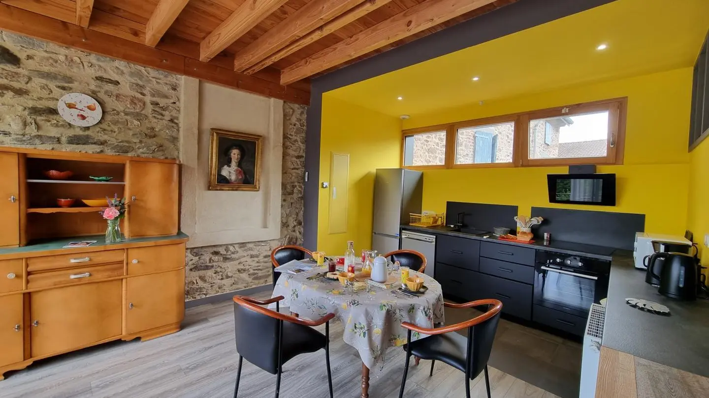 Pièce à vivre avec cuisine ouverte sur l'espace repas.
