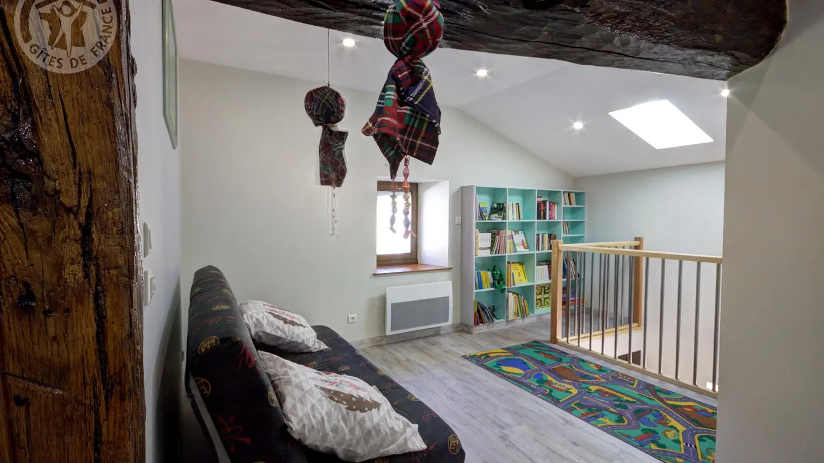 Salon détente / salle de jeux avec clic-clac.