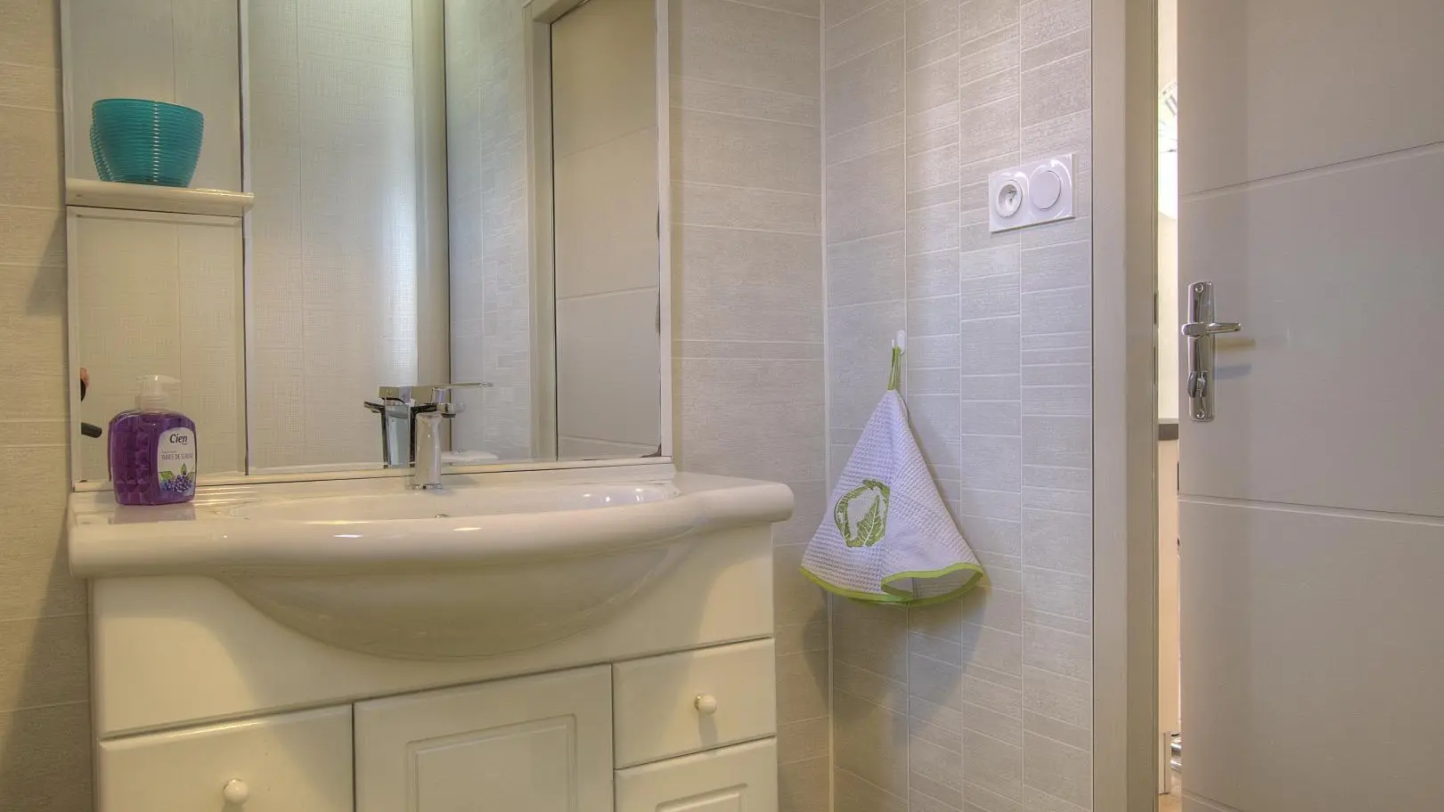 WC situé au RDC avec lavabo.