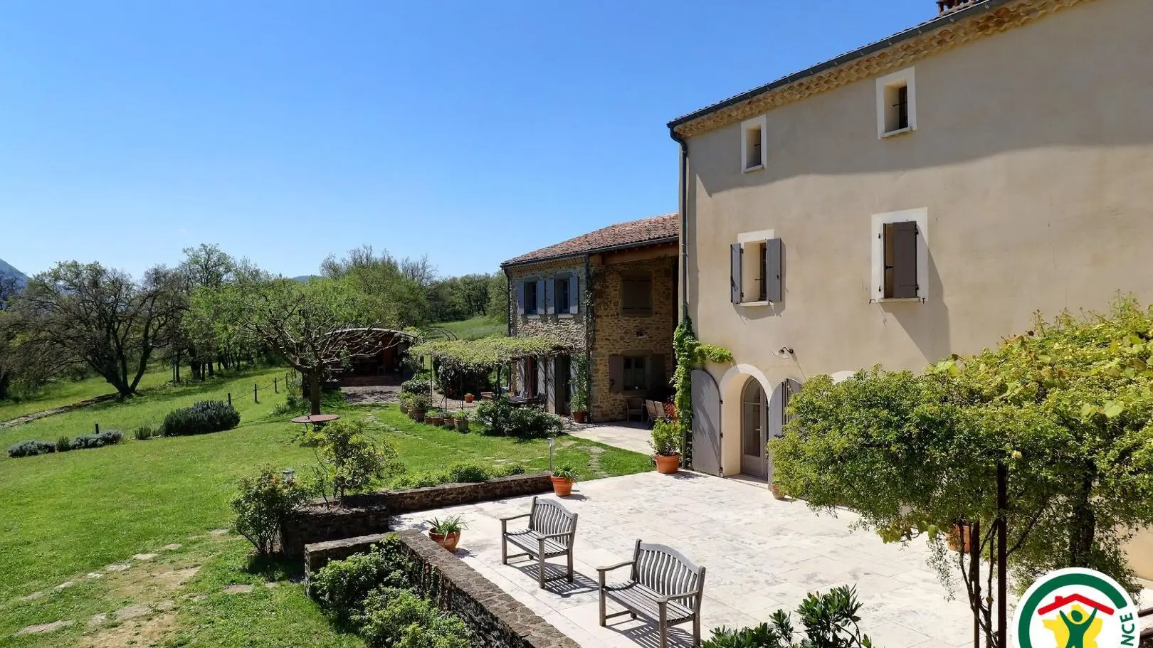 La propriété avec une grande terrasse et une vue exceptionnelle