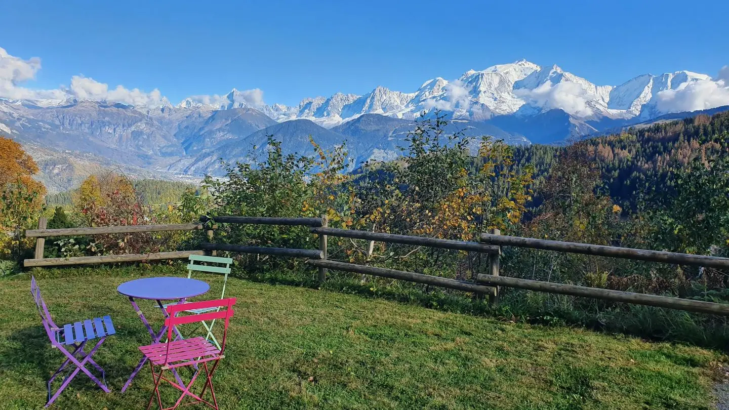 Espace vert devant la chambre du rez de chaussée avec son petit salon de jardin