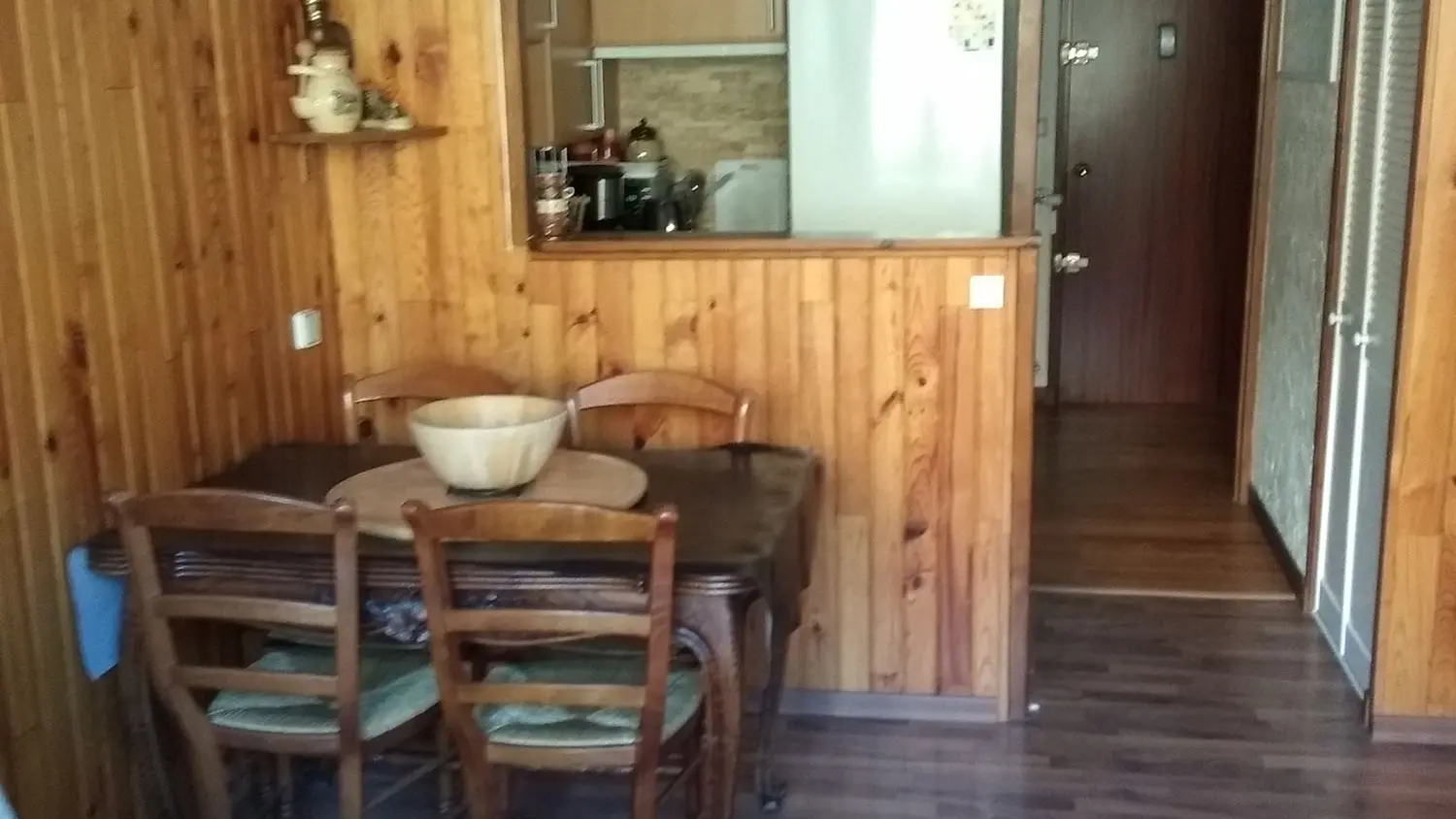 Séjour lumineux ameublement bois, lambris, coin cuisine, table à manger