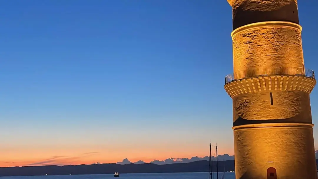 vue de nuit sur la tour du fanal et la digue du port