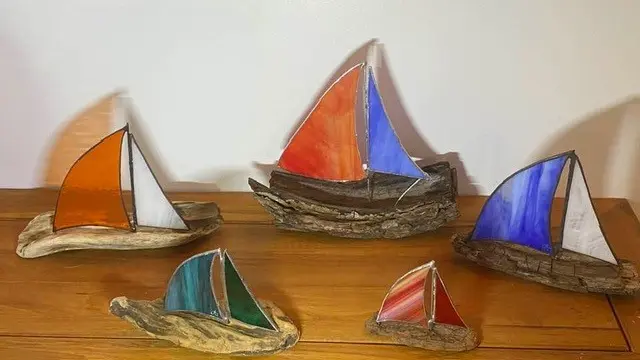 Voiliers en bois et vitrail