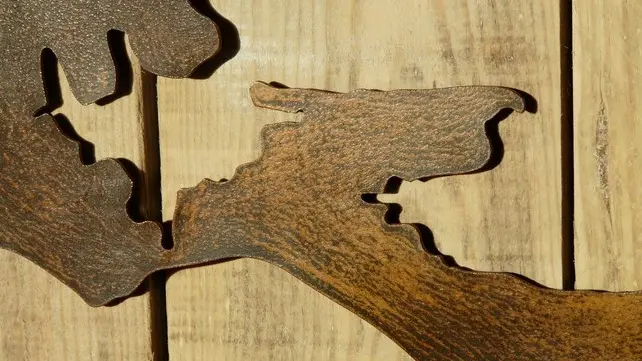 Carte de l'ile de ré en métal effet martelé