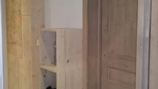 Hall d entrée avec rangement pour materiel de ski .