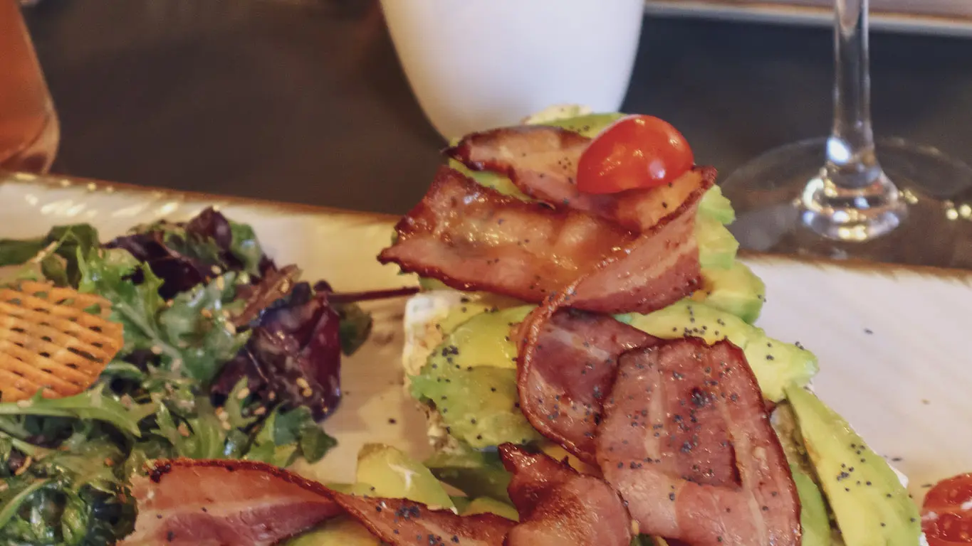 TOAST BACON AVOCADO BRUNCH PETIT DEJEUNER