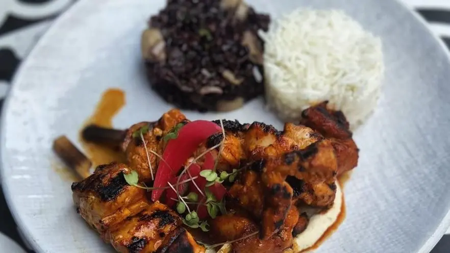 assiette avec des brochettes de parguit et duo de riz