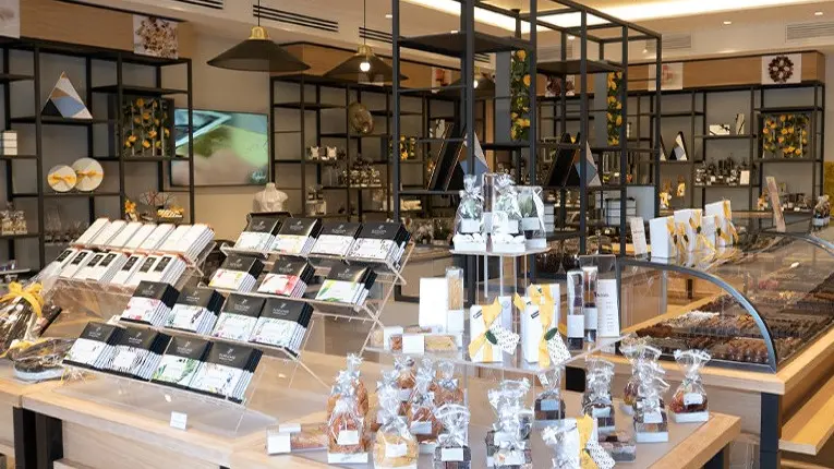 Chocolaterie Puyricard_L'Isle-sur-la-Sorgue intérieur boutique avec vitrines