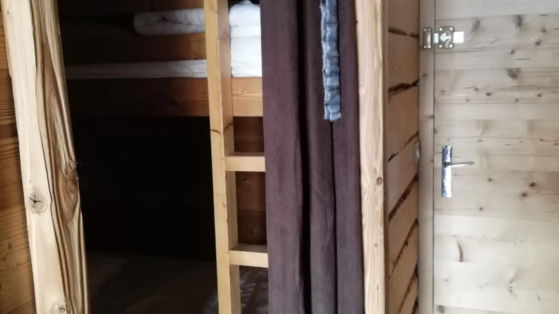 Coin cabine