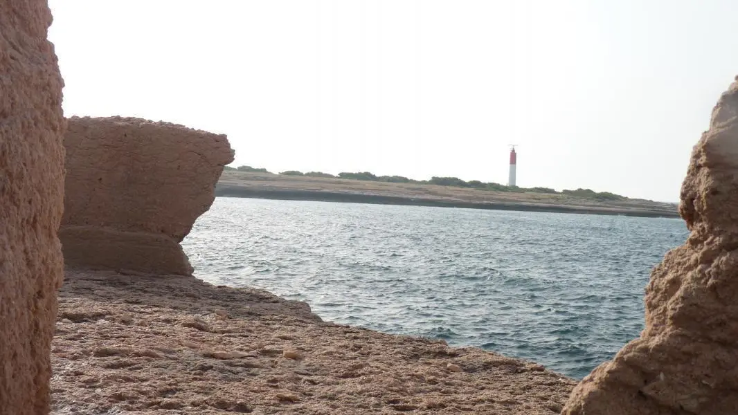 Le Baoutailla avec le phare au loin