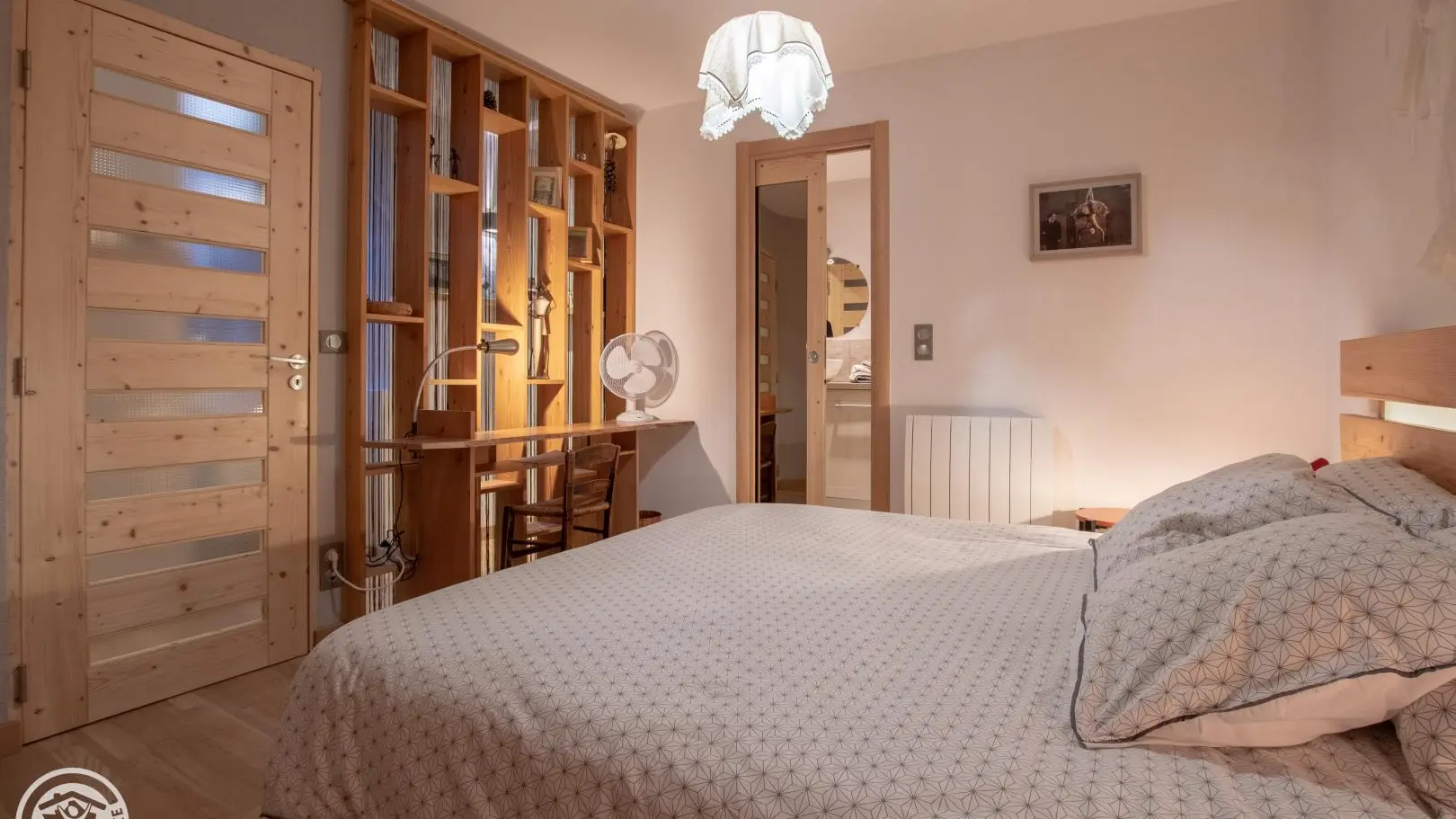 Une belle chambre de 13 m2, très calme, avec accès direct à la salle de bain