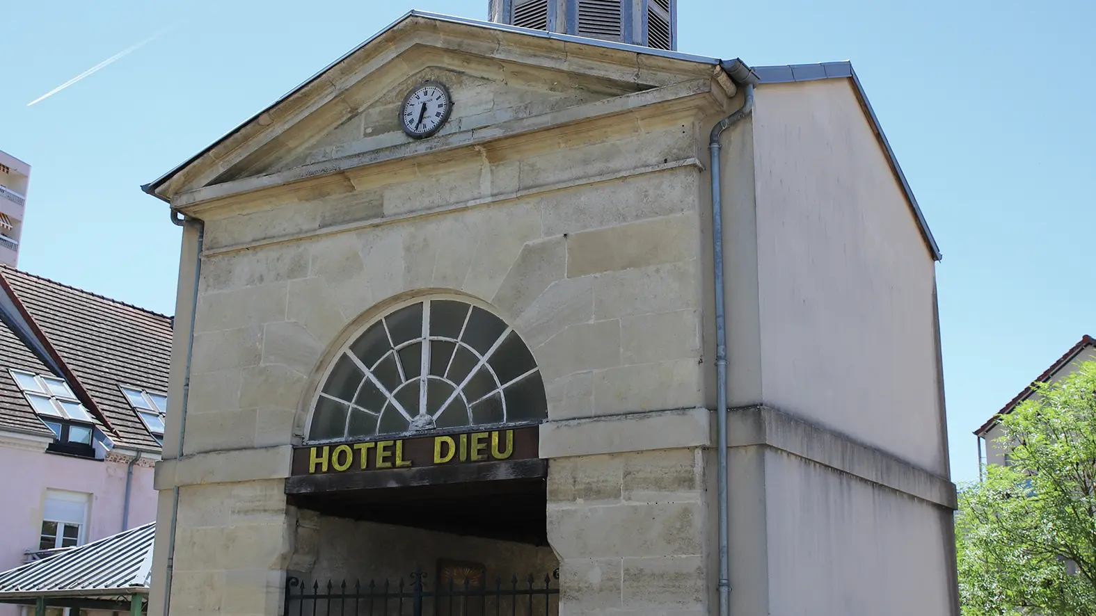 Porche d'entrée Hôtel Dieu XVIIIe siècle