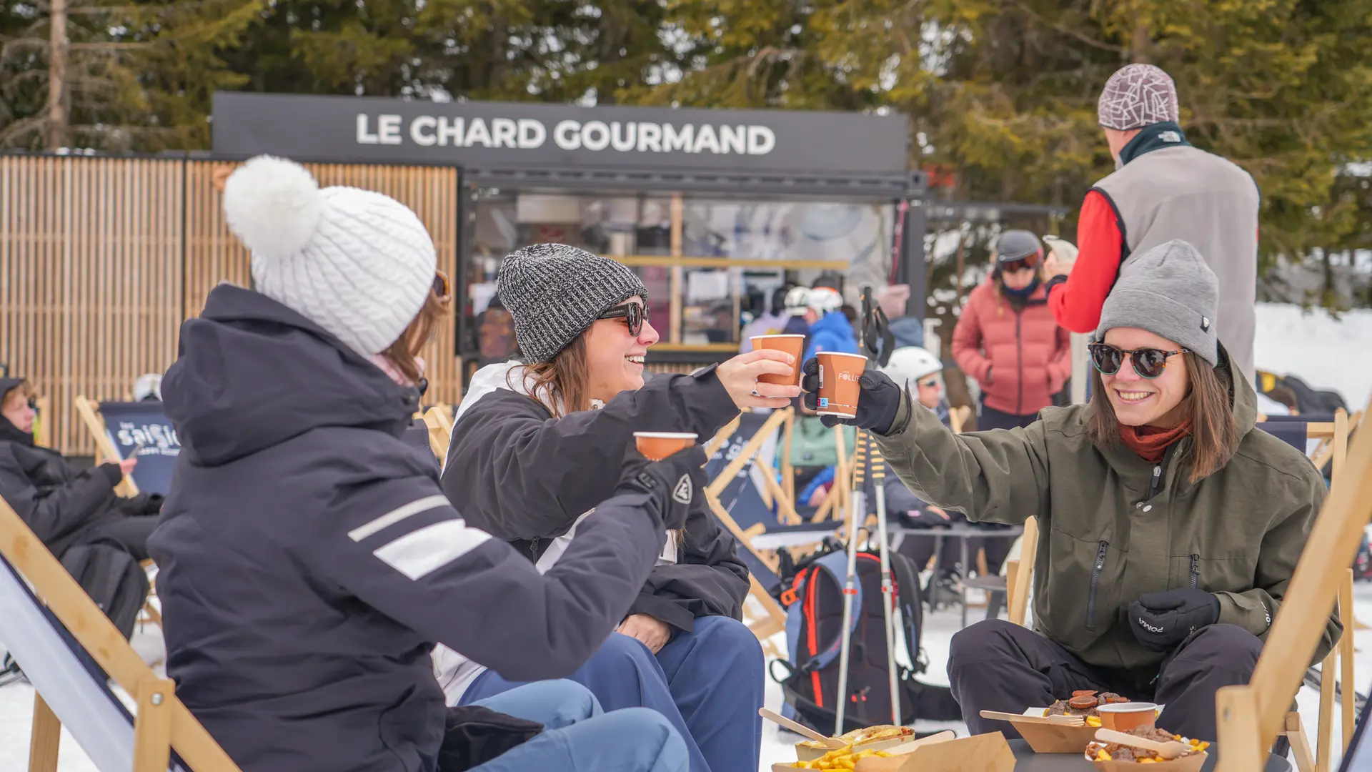 personnes assises en train de manger devant le food truck