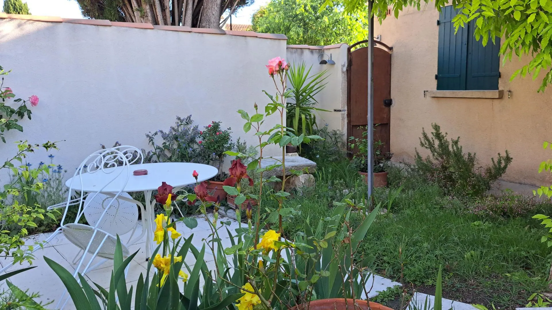 Jardin et terrasse privé de l'Oustau dei Aucèus.