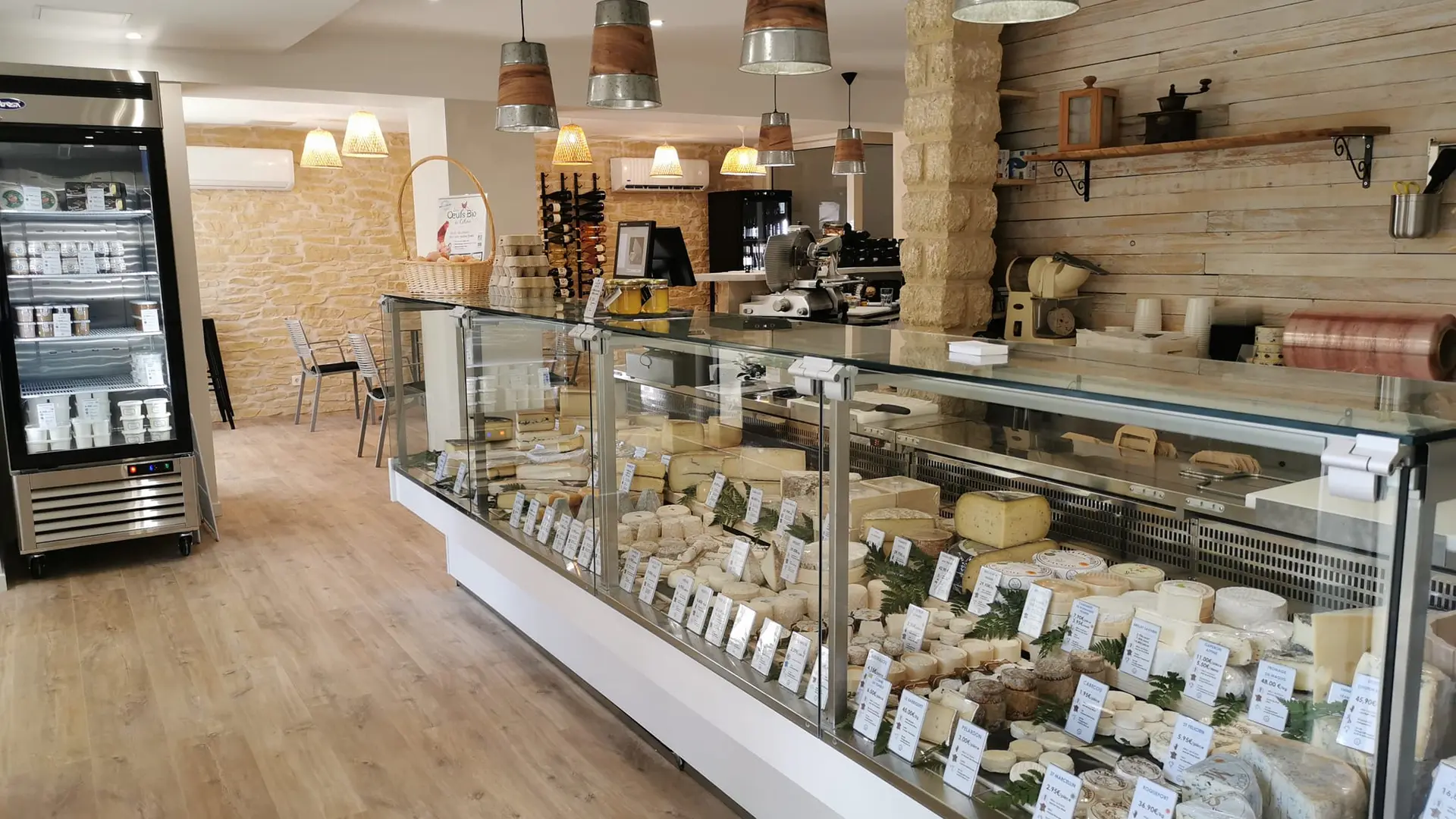 La vitrine bien garnie de la Fromagerie des Costes, en direct des producteurs
