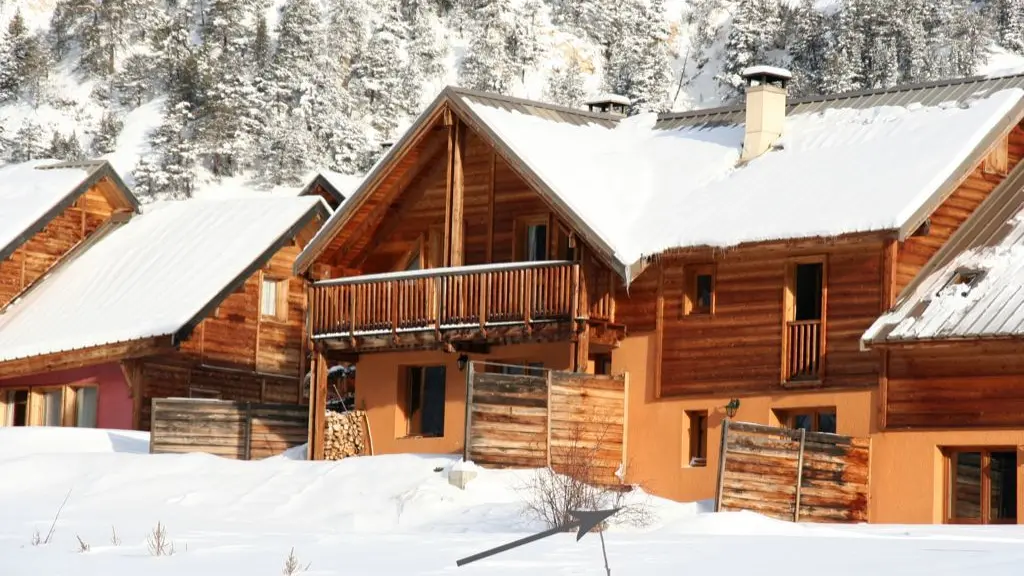 Ce chalet dispose d'une jolie terrasse ensoleillée