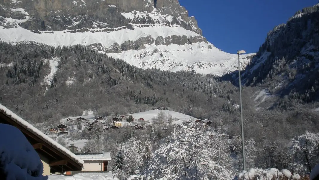 Vue sur le village et réserve naturelle de la chaine des FIZ