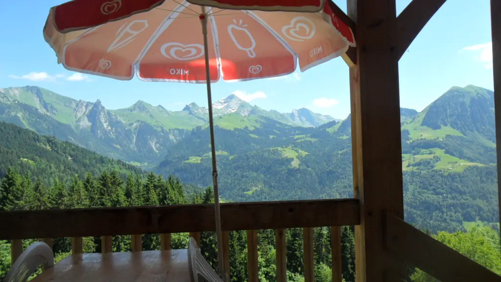 Terrasse abritée direct séjour et escalier terrasse inférieure (barbecue, salon de jardin)