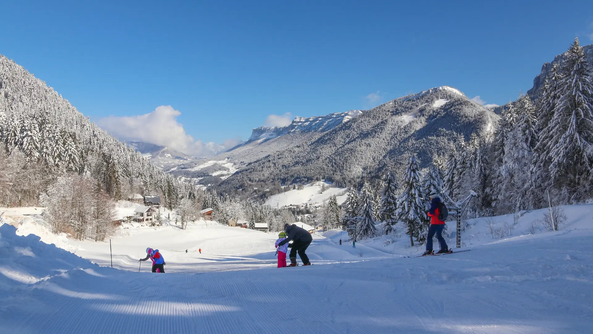 Jeunes skieurs au sommet de la piste du Cucheron
