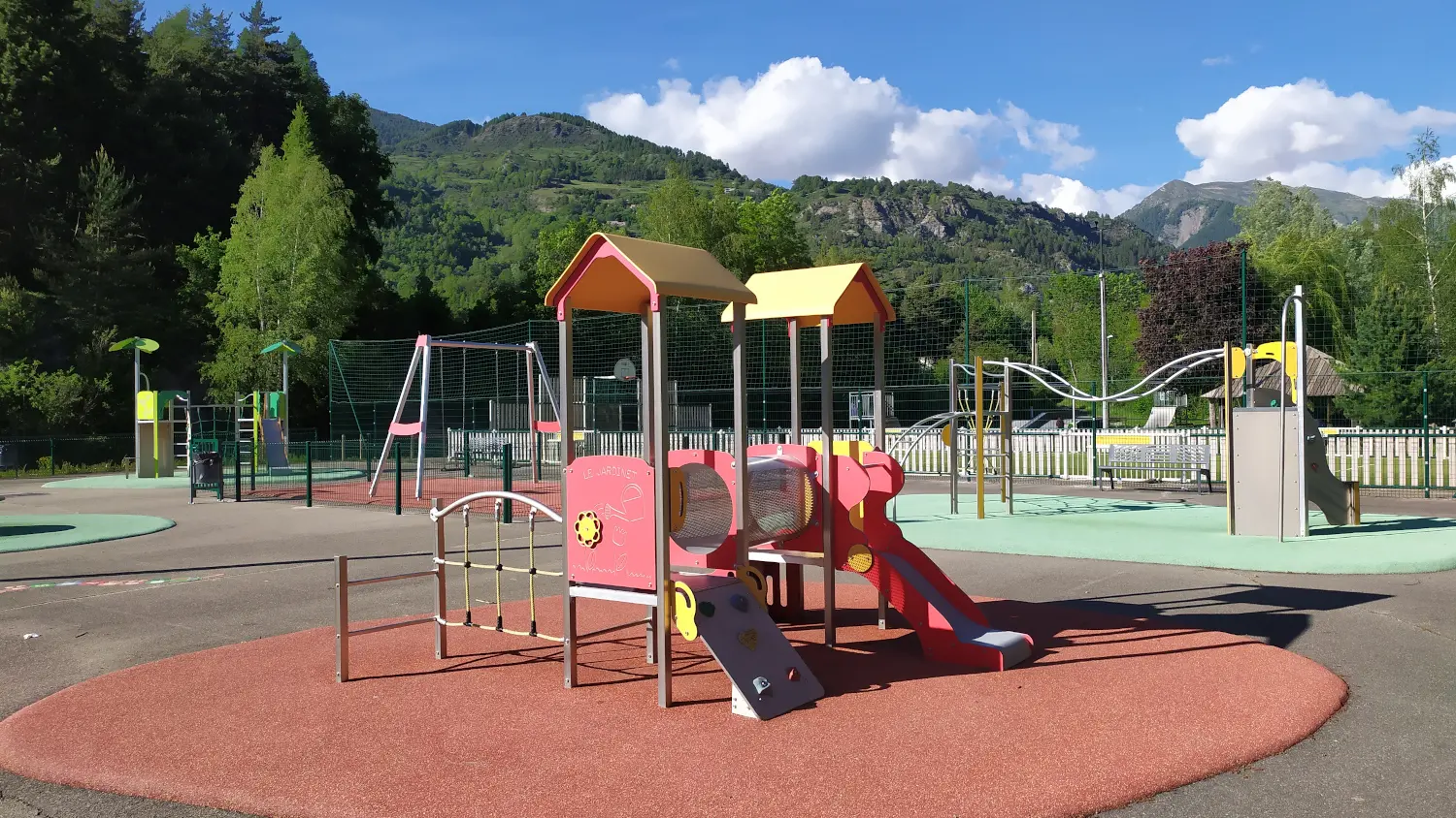 Aire de jeux de la Base de loisirs du Châtelard à Pont du Fossé