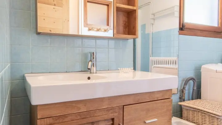 Salle d'eau avec douche