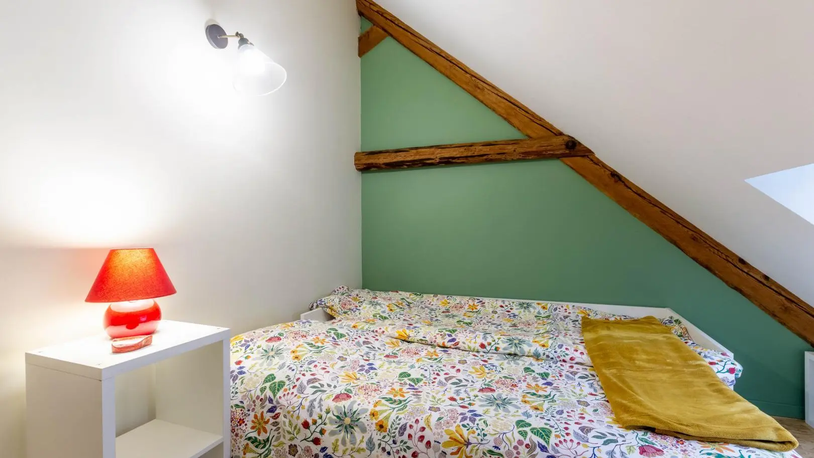 Un canapé 2 places composé de 2 matelas séparés sur un sommier gigogne 160x190 cm