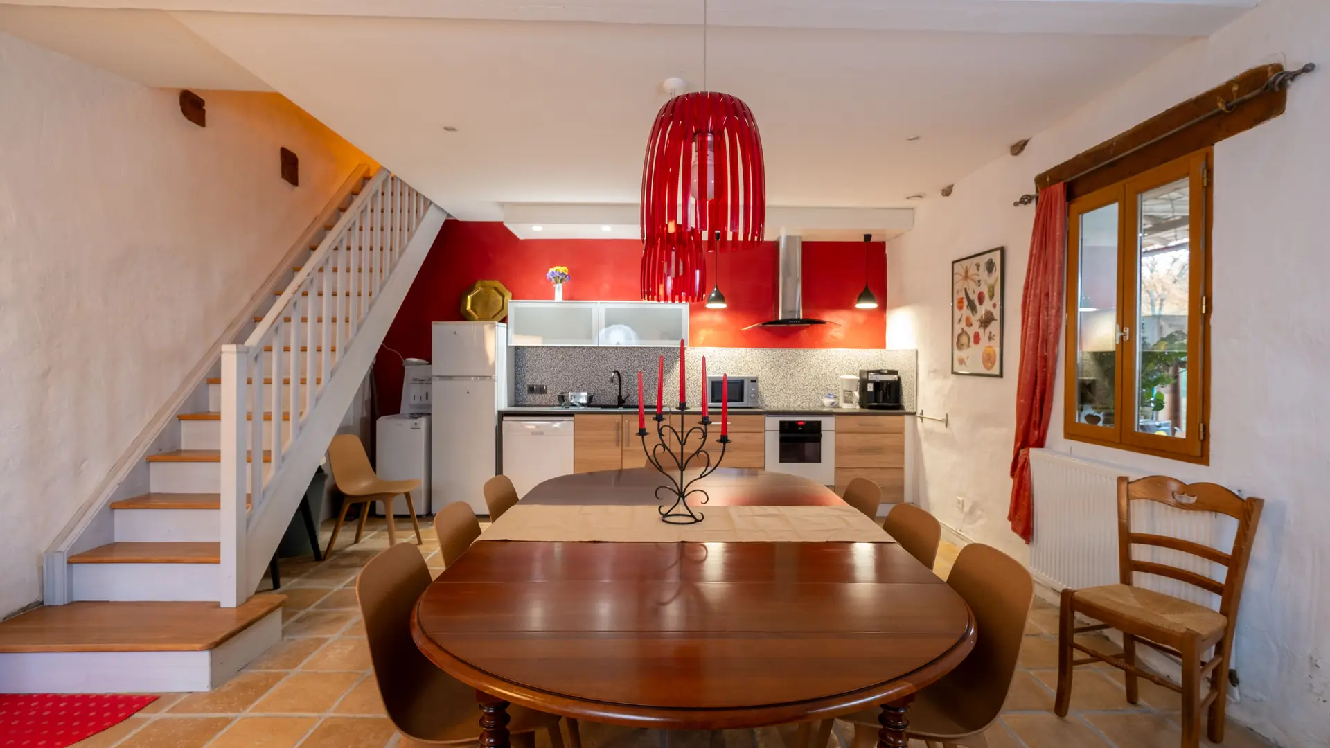 La cuisine ouverte avec sa grande table pouvant accueillir 10 personnes