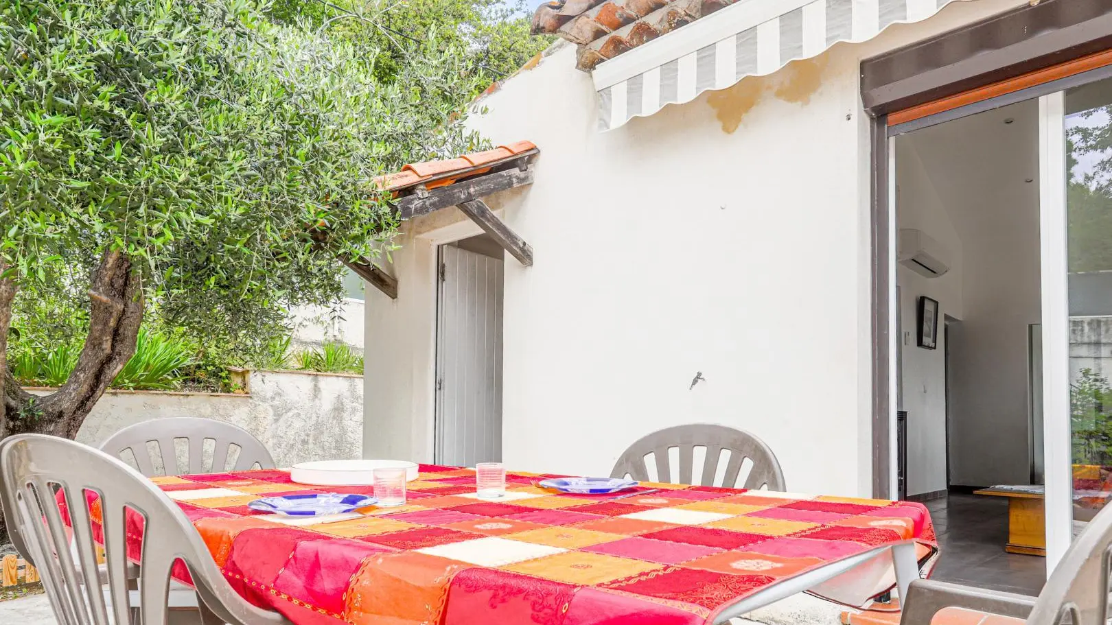 Gîte Le Clos du Noyer Renard-Table extérieure-La Gaude-Gîtes de France Alpes-Maritimes