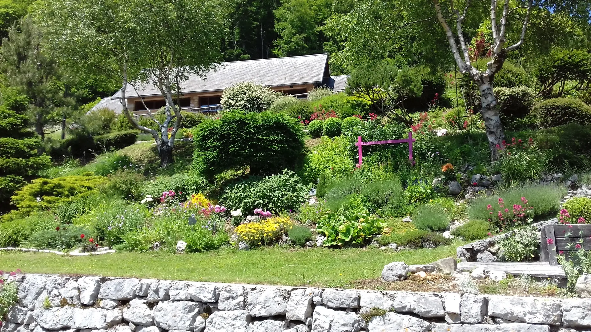 Le jardin fleuri au printemps