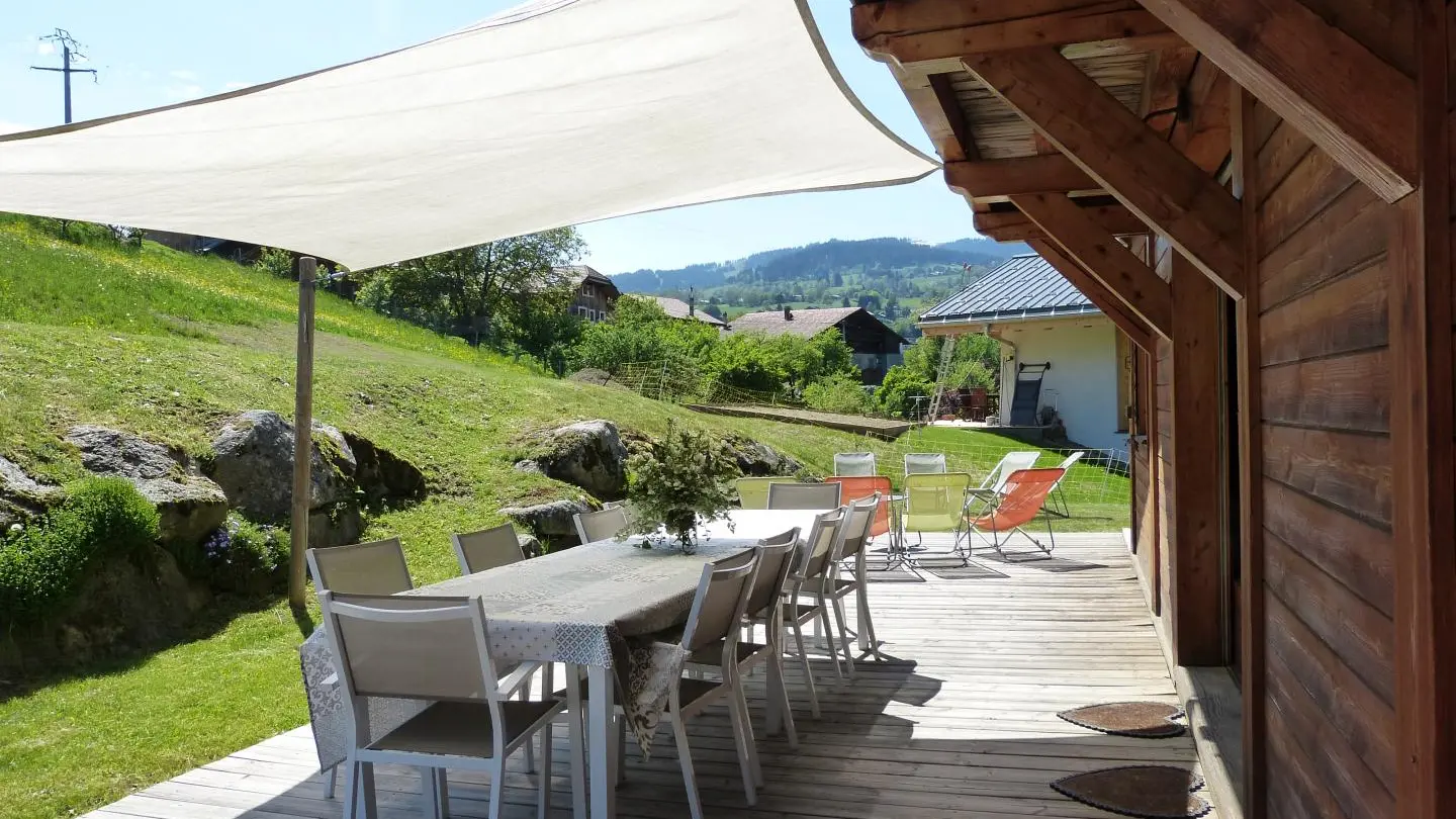 Terrasse bois avec slaon de jardin 10 personnes