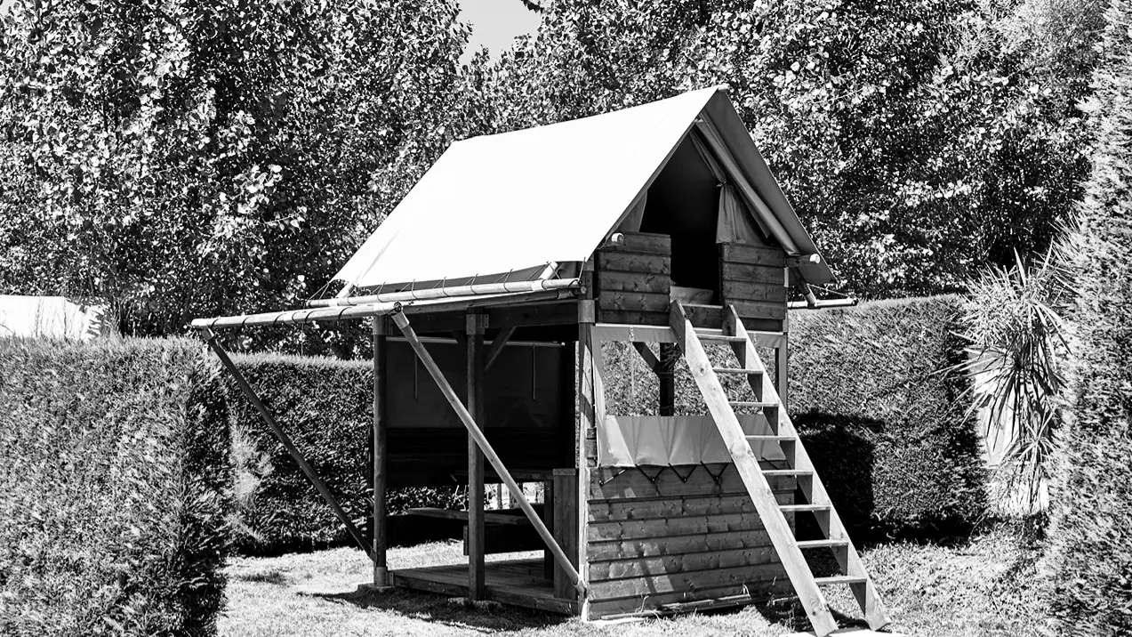 cabane avec tente et cuisine