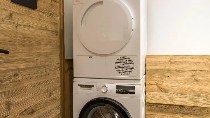 laverie niveau -1 : machine à laver et sèche linge Table de repassage et fer à repasser.