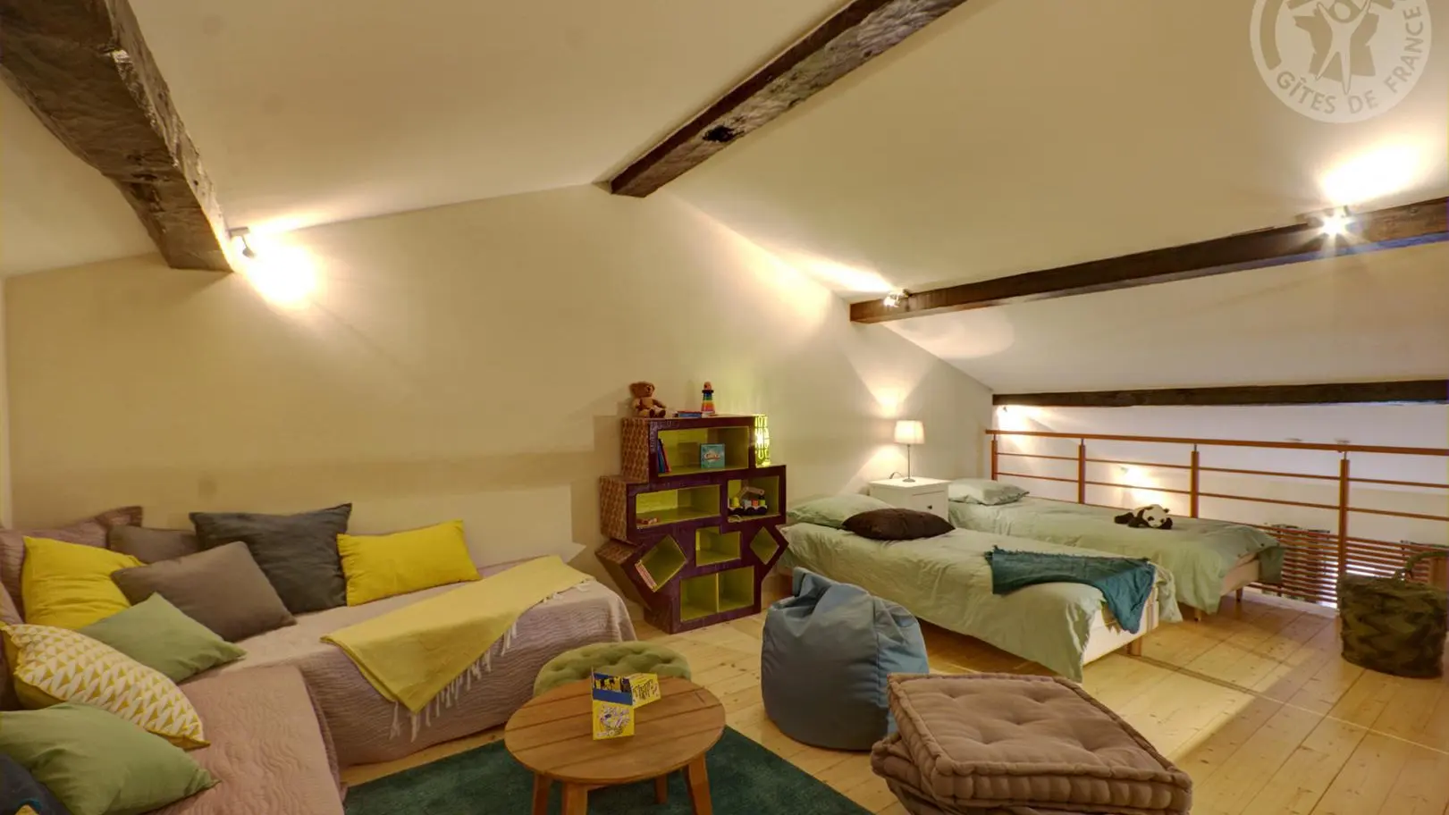 Chambre Chartreuse verte avec 2 lits 90 + une mezzanine ouverte pour accéder à 2 lits de 80 cm.