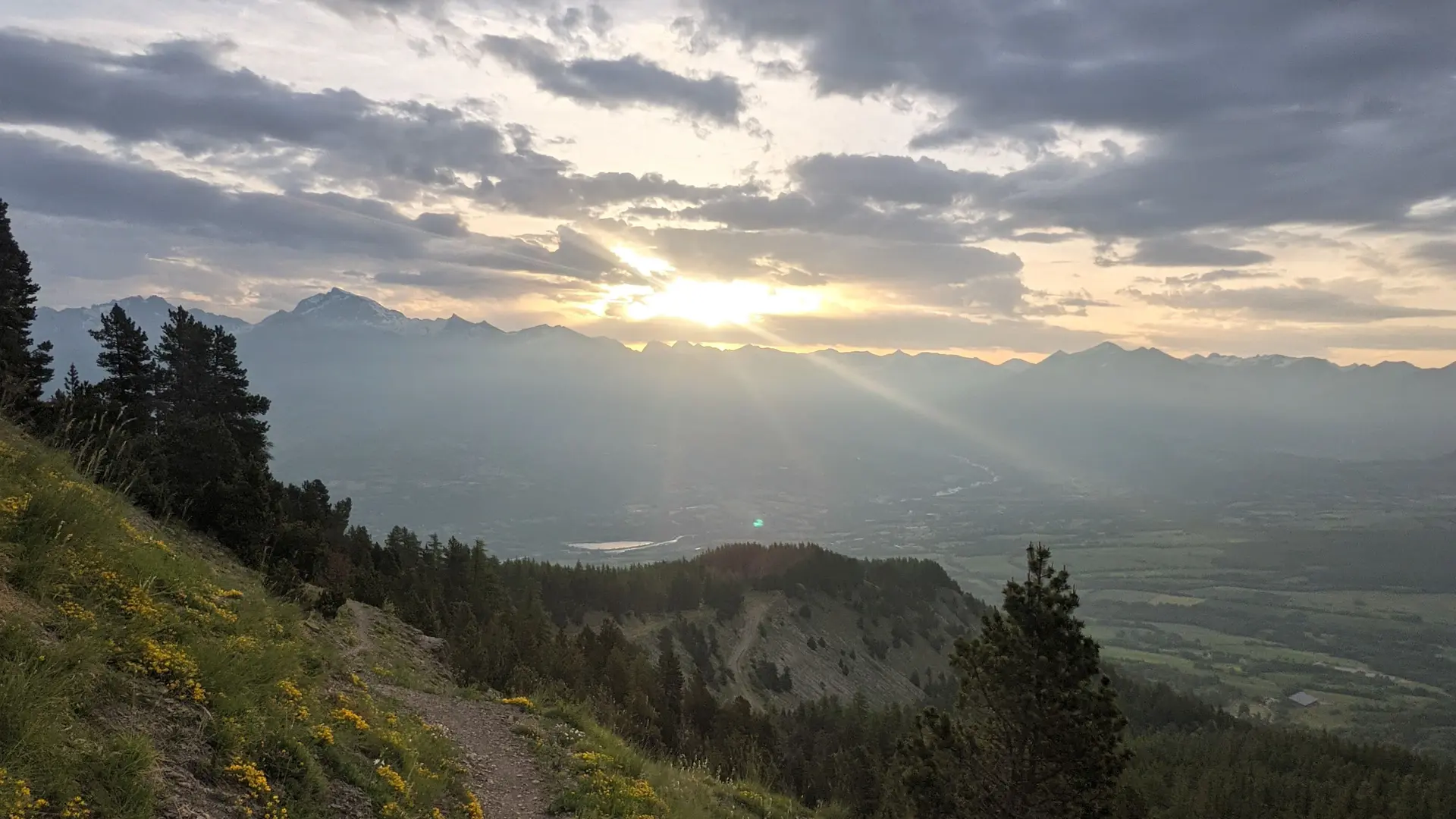 Vue sur le vieux Chaillol à la descente du parcours n°9