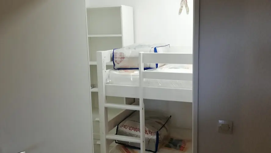 chambre à coucher avec lits superposés