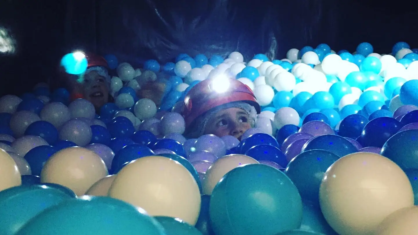 Enfant dans piscine à boules
