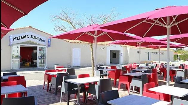 Terrasse extérieure avec restauration sur place