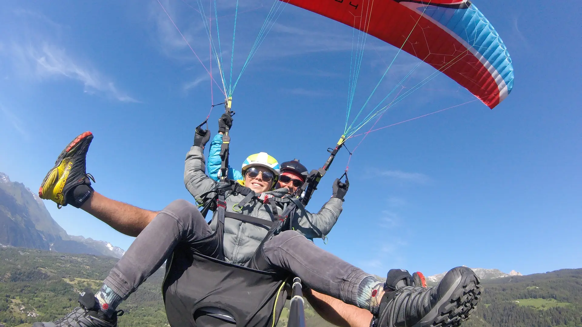 Vol en parapente biplace. Vue de face avec une Gopro