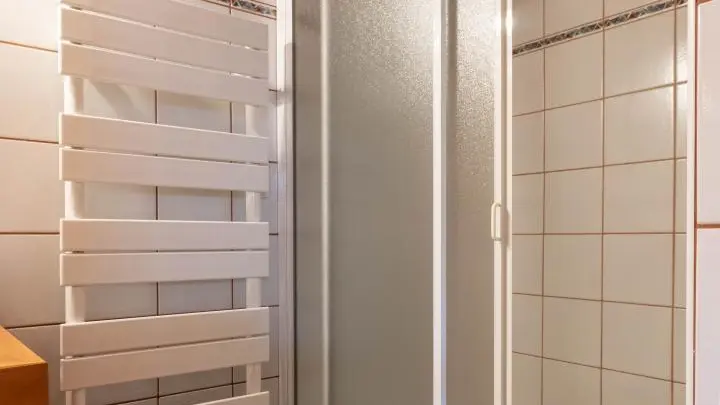 salle de bain avec douche,lavabo,wc