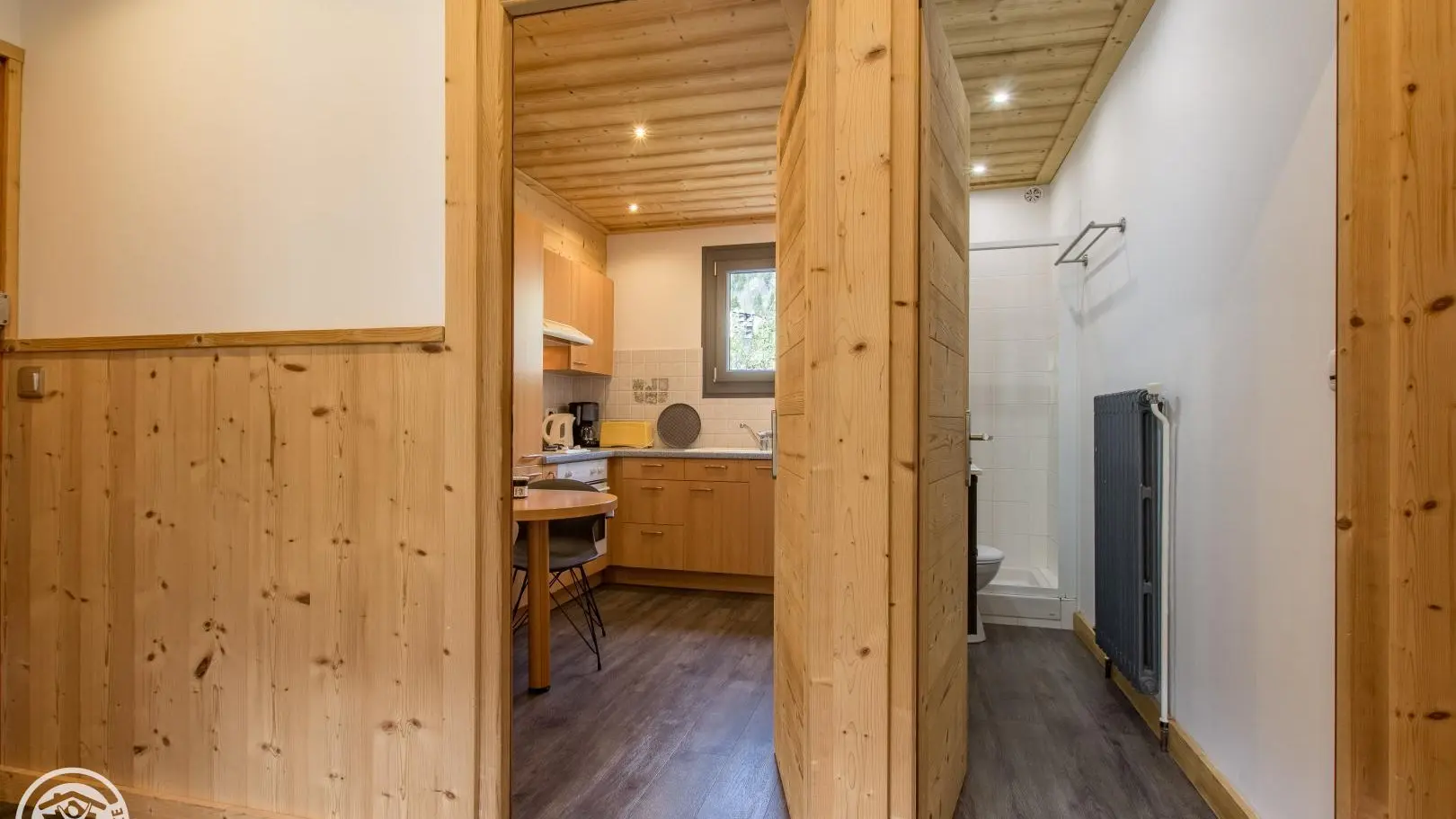 Vue sur la cuisine et la salle de bains depuis le salon