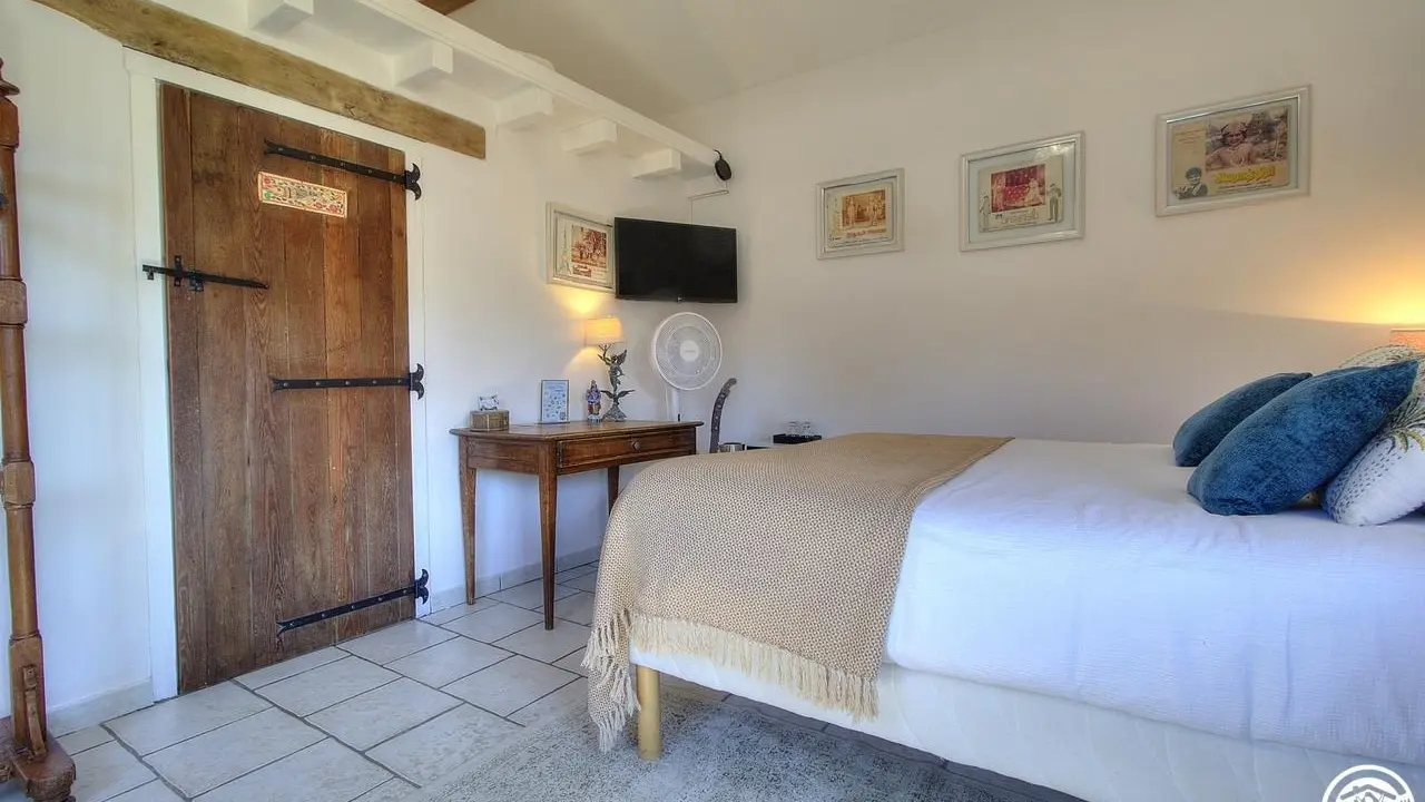 chambre principale avec un lit double