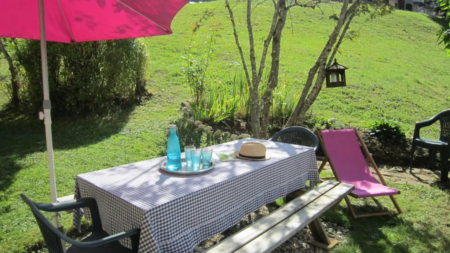 l'étable coin repas jardin