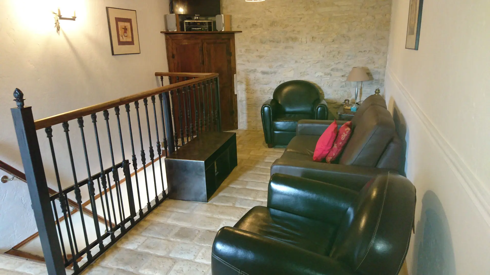 salon ,téléviseur, bibliothèque.