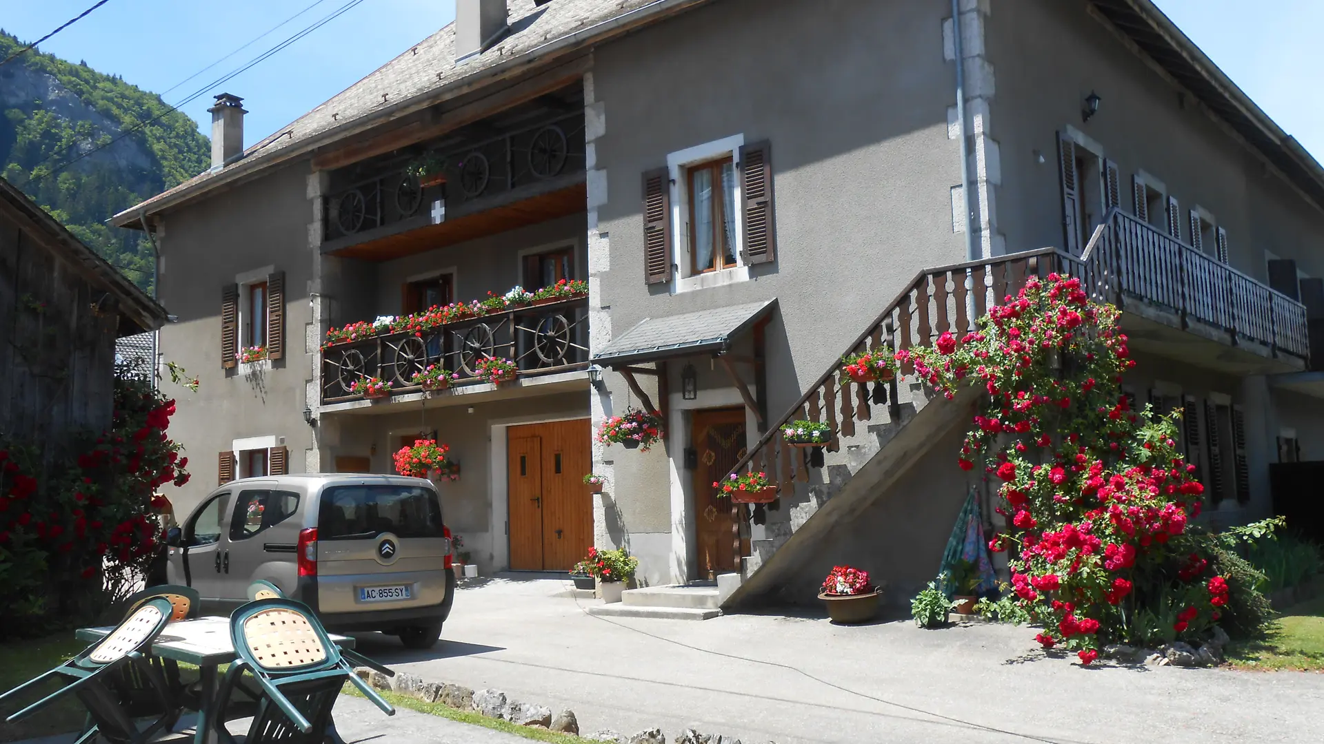 Maison et cour