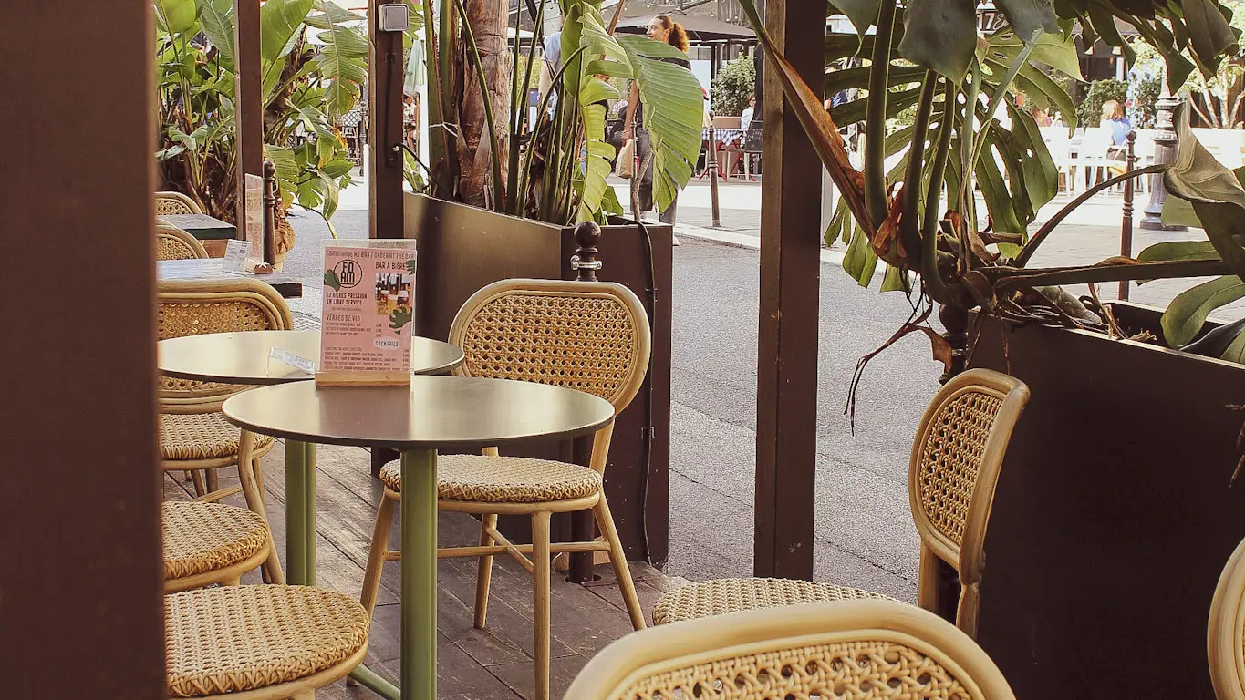 TERRASSE FOAM SUR LA PLACE DU PIN, DEJEUNER AU SOLEIL