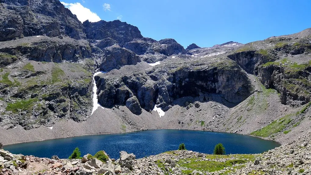 Le lac d'un bleu profond et son environnement de haute montagne - La Grave