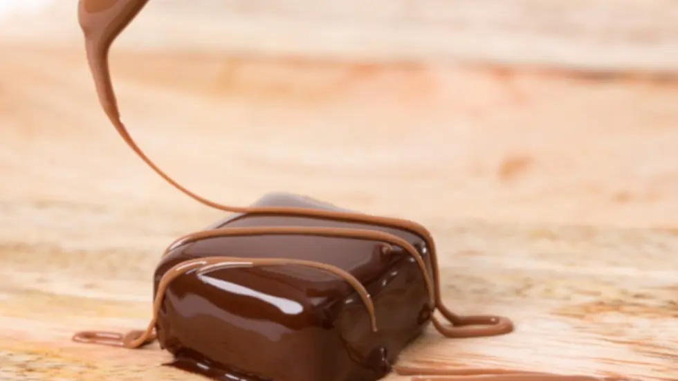 Chocolaterie Puyricard_L'Isle-sur-la-Sorgue gros plan un chocolat au lait fourré forme carré