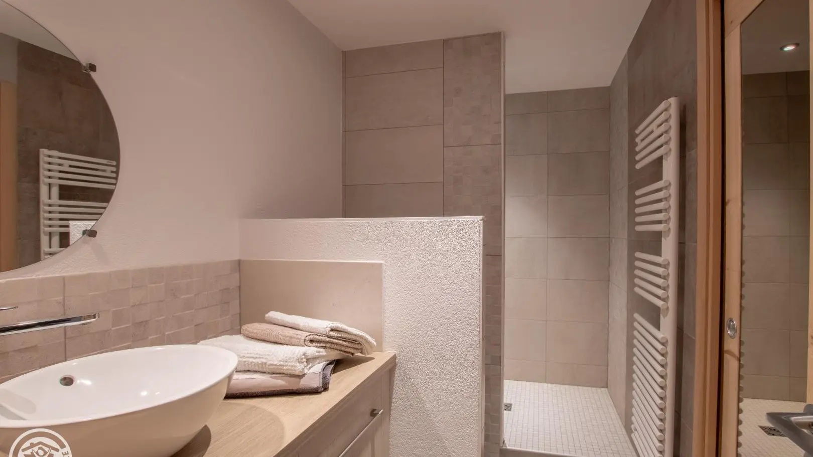 Vous apprécierez la grande douche à l'italienne (80 x 150 cm)