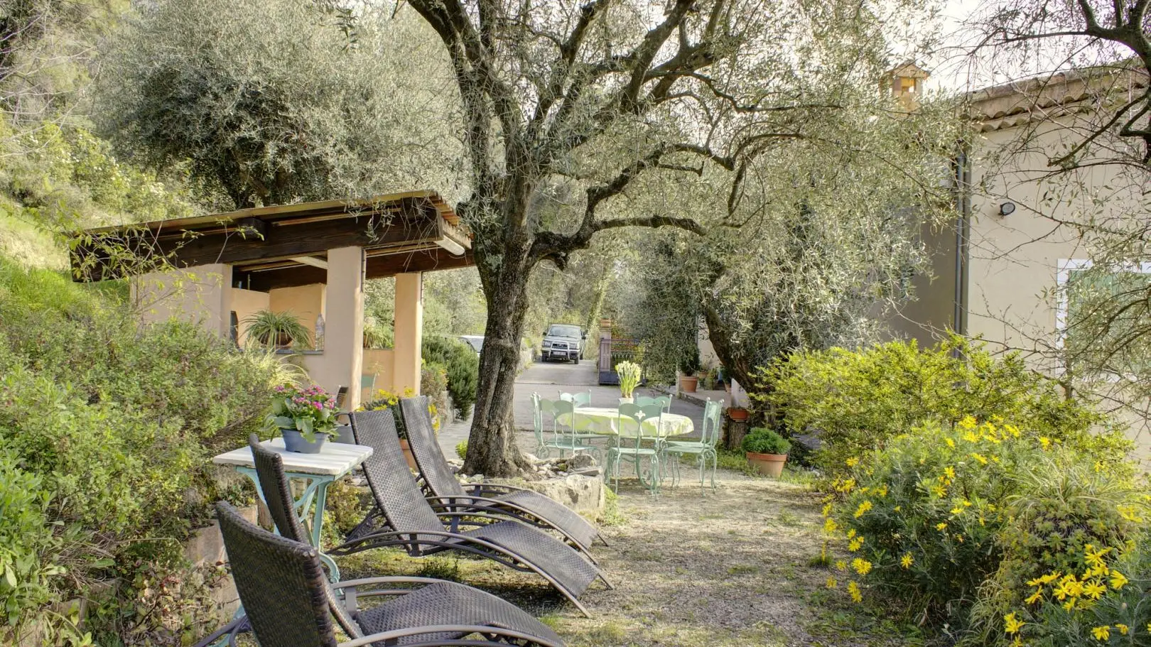 Espace détente extérieur Gîte la Maison Blanche à Blausasc Gîtes de France Côte d'Azur Alpes-Maritimes